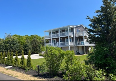 28 Beach Rd, Oak Bluffs, Massachusetts 02557, 4 Bedrooms Bedrooms, 9 Rooms Rooms,2.5 BathroomsBathrooms,Residential,For Sale,Beach Rd,73202572
