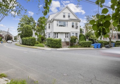 59-61 Wellington Street, Waltham, Massachusetts 02451, 6 Bedrooms Bedrooms, 20 Rooms Rooms,4 BathroomsBathrooms,Residential Income,For Sale,Wellington Street,72914686