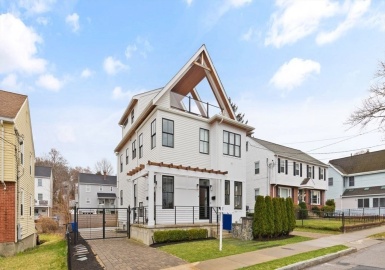 75 Carroll St., Watertown, Massachusetts 02472, 6 Bedrooms Bedrooms, 13 Rooms Rooms,4.5 BathroomsBathrooms,Residential Income,For Sale,Carroll St.,73217011