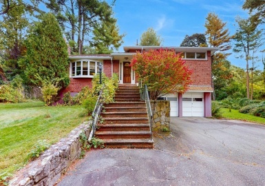 723 Blue Hill Ave, Milton, Massachusetts 02186, 3 Bedrooms Bedrooms, 6 Rooms Rooms,2 BathroomsBathrooms,Residential,For Sale,Blue Hill Ave,73216365