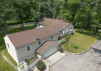 2 Whiteweed Dr, Dartmouth, Massachusetts 02747, 4 Bedrooms Bedrooms, 10 Rooms Rooms,2.5 BathroomsBathrooms,Residential,For Sale,Whiteweed Dr,73221510