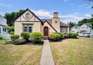 216 West Franklin Street, Holyoke, Massachusetts 01040, 3 Bedrooms Bedrooms, 6 Rooms Rooms,2 BathroomsBathrooms,Residential,For Sale,West Franklin Street,73030015