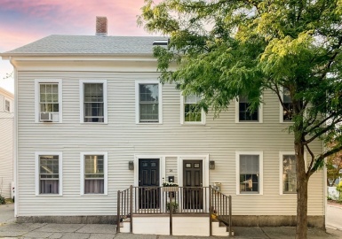 24-26 Strong St, Newburyport, Massachusetts 01950, 7 Bedrooms Bedrooms, 19 Rooms Rooms,4 BathroomsBathrooms,Residential Income,For Sale,Strong St,73035714