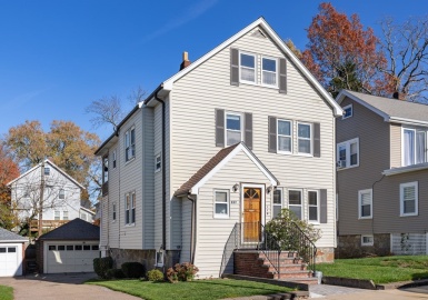 227 Maple St, Boston, Massachusetts 02132, 6 Bedrooms Bedrooms, 12 Rooms Rooms,2 BathroomsBathrooms,Residential Income,For Sale,Maple St,73056234