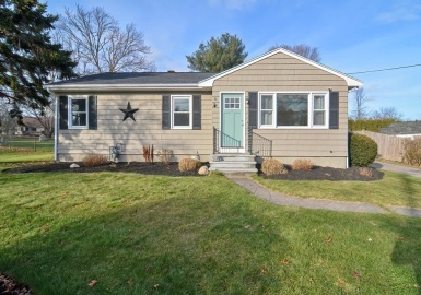 51 Stevens Rd, Swansea, Massachusetts 02777, 2 Bedrooms Bedrooms, 5 Rooms Rooms,1 BathroomBathrooms,Residential,For Sale,Stevens Rd,73063382