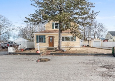 9 Lakeside Avenue, Dedham, Massachusetts 02136, 3 Bedrooms Bedrooms, 9 Rooms Rooms,2 BathroomsBathrooms,Residential Income,For Sale,Lakeside Avenue,73085080