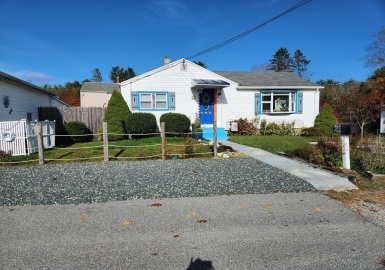 21 Lincroft St, Dartmouth, Massachusetts 02747, 2 Bedrooms Bedrooms, 4 Rooms Rooms,1 BathroomBathrooms,Residential,For Sale,Lincroft St,73055855