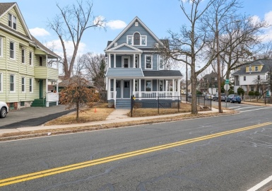 593-595 White St, Springfield, Massachusetts 01108, 8 Bedrooms Bedrooms, 14 Rooms Rooms,2 BathroomsBathrooms,Residential Income,For Sale,White St,73079992