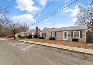 85-87 Davis St, Malden, Massachusetts 02148, 4 Bedrooms Bedrooms, 9 Rooms Rooms,2 BathroomsBathrooms,Residential Income,For Sale,Davis St,73072425