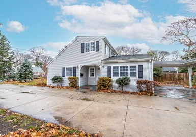 13 Holland Street, Falmouth, Massachusetts 02540, 3 Bedrooms Bedrooms, 6 Rooms Rooms,2.5 BathroomsBathrooms,Residential,For Sale,Holland Street,73063859