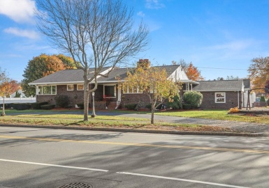 239 Lynn Fells Pkwy, Saugus, Massachusetts 01906, 3 Bedrooms Bedrooms, 6 Rooms Rooms,3.5 BathroomsBathrooms,Residential,For Sale,Lynn Fells Pkwy,73061871