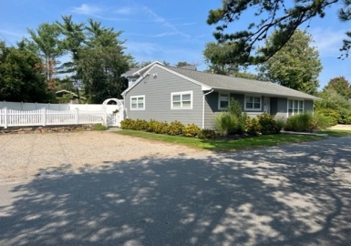 2 Bungalow, Gloucester, Massachusetts 01930, 4 Bedrooms Bedrooms, 6 Rooms Rooms,2 BathroomsBathrooms,Residential Lease,For Rent,Bungalow,73039060
