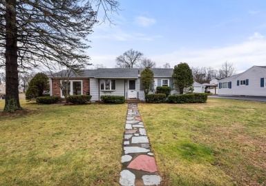 3 Vadnais, Agawam, Massachusetts 01001, 2 Bedrooms Bedrooms, 5 Rooms Rooms,1 BathroomBathrooms,Residential Lease,For Rent,Vadnais,73070956