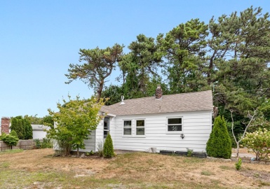 6 Great Hill Ln, Rockport, Massachusetts 01966, 2 Bedrooms Bedrooms, 4 Rooms Rooms,1 BathroomBathrooms,Residential,For Sale,Great Hill Ln,73026940