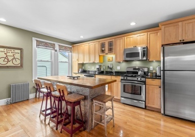2 Holton St, Medford, Massachusetts 02155, 3 Bedrooms Bedrooms, 5 Rooms Rooms,2 BathroomsBathrooms,Residential Lease,For Rent,Holton St,73065597