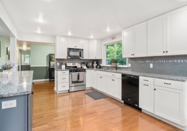 37 Bay Colony Dr, Ashland, Massachusetts 01721, 3 Bedrooms Bedrooms, 6 Rooms Rooms,1 BathroomBathrooms,Residential,For Sale,Bay Colony Dr,73127561