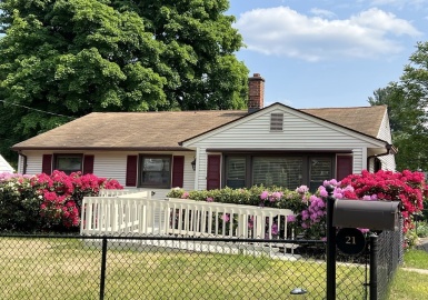 21 Nokomis Street, Springfield, Massachusetts 01109, 3 Bedrooms Bedrooms, 5 Rooms Rooms,1 BathroomBathrooms,Residential,For Sale,Nokomis Street,73118364