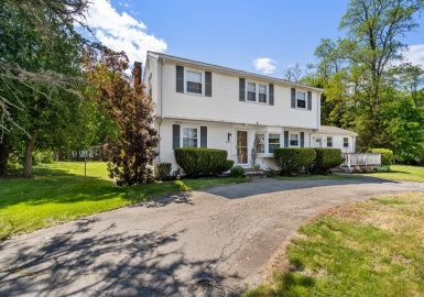 20 Brookdale Rd, Stoughton, Massachusetts 02072, 3 Bedrooms Bedrooms, 7 Rooms Rooms,1.5 BathroomsBathrooms,Residential,For Sale,Brookdale Rd,73114237