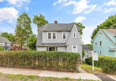 2 Irving St, Melrose, Massachusetts 02176, 3 Bedrooms Bedrooms, 6 Rooms Rooms,1.5 BathroomsBathrooms,Residential,For Sale,Irving St,73122608