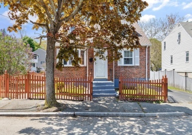 28 Palmer St, Medford, Massachusetts 02155, 4 Bedrooms Bedrooms, 6 Rooms Rooms,2 BathroomsBathrooms,Residential,For Sale,Palmer St,73111946