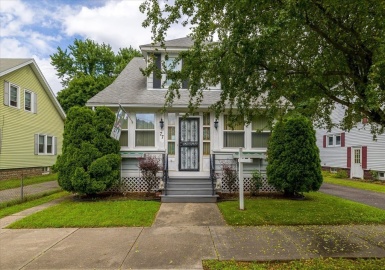 77 Daviston St, Springfield, Massachusetts 01108, 3 Bedrooms Bedrooms, 6 Rooms Rooms,2 BathroomsBathrooms,Residential,For Sale,Daviston St,73137788
