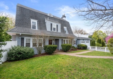 1684 Commonwealth Ave, Newton, Massachusetts 02465, 5 Bedrooms Bedrooms, 11 Rooms Rooms,5.5 BathroomsBathrooms,Residential,For Sale,Commonwealth Ave,73109934
