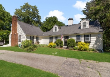 40 Cedar Street, Walpole, Massachusetts 02081, 3 Bedrooms Bedrooms, 8 Rooms Rooms,2 BathroomsBathrooms,Residential,For Sale,Cedar Street,73022339