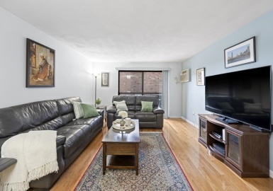 32 Whites Ave, Watertown, Massachusetts 02472, 1 Bedroom Bedrooms, 3 Rooms Rooms,1 BathroomBathrooms,Residential,For Sale,Hamilton Place,Whites Ave,73122560