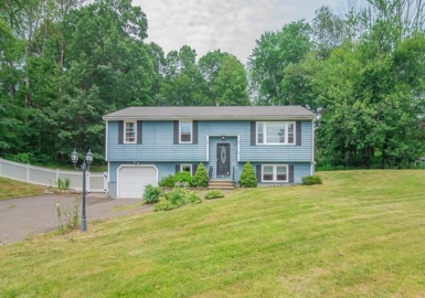 62 Ayers Village, Methuen, Massachusetts 01844, 3 Bedrooms Bedrooms, 6 Rooms Rooms,1.5 BathroomsBathrooms,Residential,For Sale,Ayers Village,73138461