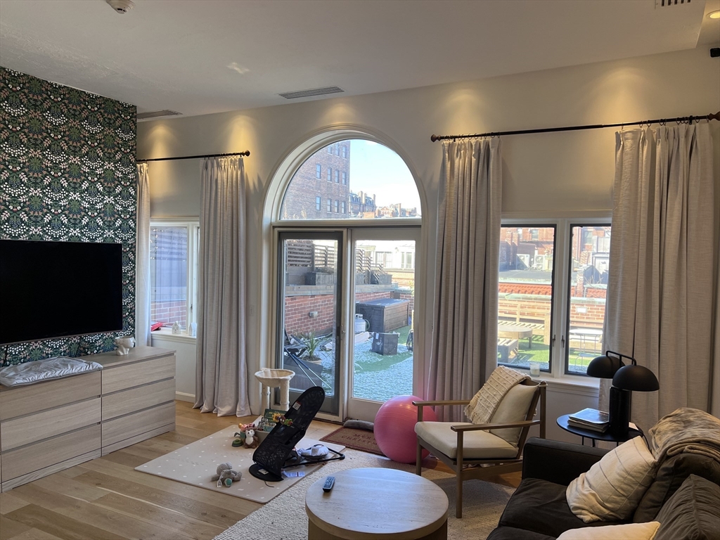 328 Newbury St, Boston, Massachusetts 02115