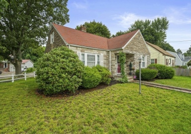 6 Alvin Ave, Quincy, Massachusetts 02171, 2 Bedrooms Bedrooms, 7 Rooms Rooms,1.5 BathroomsBathrooms,Residential,For Sale,Alvin Ave,73151578