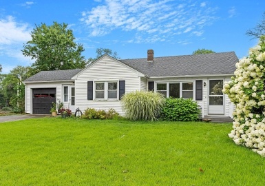 101-1/2 Main St, Groveland, Massachusetts 01834, 2 Bedrooms Bedrooms, 4 Rooms Rooms,1 BathroomBathrooms,Residential,For Sale,Main St,73146473