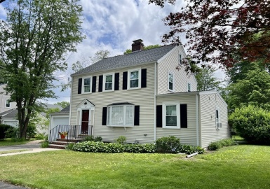 28 Farmington Road, Newton, Massachusetts 02465, 2 Bedrooms Bedrooms, 6 Rooms Rooms,2 BathroomsBathrooms,Residential,For Sale,Farmington Road,73138120