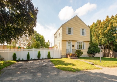 3 Farmland Road, Saugus, Massachusetts 01906, 3 Bedrooms Bedrooms, 7 Rooms Rooms,1.5 BathroomsBathrooms,Residential,For Sale,Farmland Road,73155970