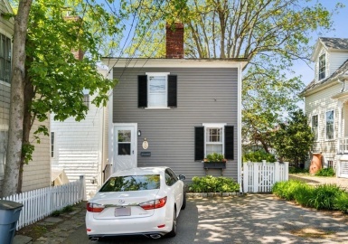 6R Merritt St, Marblehead, Massachusetts 01945, 1 Bedroom Bedrooms, 3 Rooms Rooms,1 BathroomBathrooms,Residential,For Sale,Merritt St,73112119