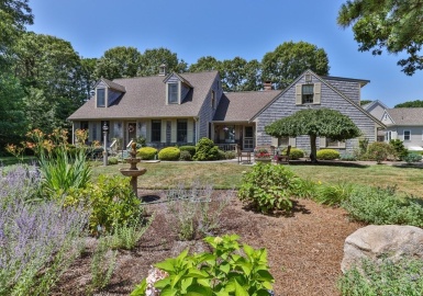 44 Moonpenny Lane, Falmouth, Massachusetts 02536, 4 Bedrooms Bedrooms, 8 Rooms Rooms,2.5 BathroomsBathrooms,Residential,For Sale,Moonpenny Lane,73145528