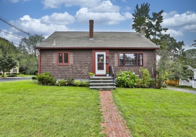 14 Christopher St, Newburyport, Massachusetts 01950, 3 Bedrooms Bedrooms, 6 Rooms Rooms,2 BathroomsBathrooms,Residential,For Sale,Christopher St,73159029