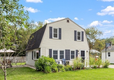 10 Monson St, Billerica, Massachusetts 01821, 2 Bedrooms Bedrooms, 5 Rooms Rooms,1.5 BathroomsBathrooms,Residential,For Sale,Monson St,73159597
