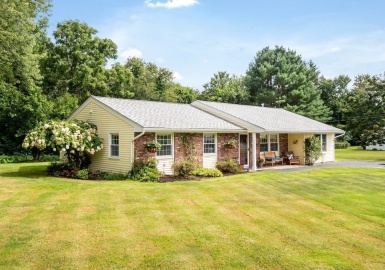 110 Hoyt Rd, Haverhill, Massachusetts 01835, 3 Bedrooms Bedrooms, 8 Rooms Rooms,1 BathroomBathrooms,Residential Lease,For Rent,Hoyt Rd,73203556