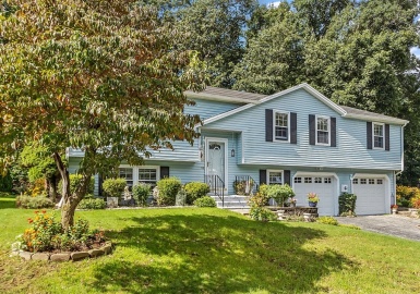 7 Stafford Court, Haverhill, Massachusetts 01835, 3 Bedrooms Bedrooms, 8 Rooms Rooms,3 BathroomsBathrooms,Residential,For Sale,Stafford Court,73161966