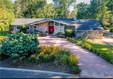 165 Lincoln Pkwy, Lowell, Massachusetts 01851, 3 Bedrooms Bedrooms, 6 Rooms Rooms,2.5 BathroomsBathrooms,Residential,For Sale,Lincoln Pkwy,73152178