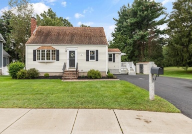 95 Bedford St, Burlington, Massachusetts 01803, 3 Bedrooms Bedrooms, 7 Rooms Rooms,2 BathroomsBathrooms,Residential,For Sale,Bedford St,73159047