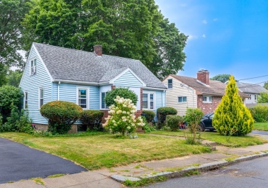11 Hartlawn Rd, Boston, Massachusetts 02132, 3 Bedrooms Bedrooms, 6 Rooms Rooms,1 BathroomBathrooms,Residential,For Sale,Hartlawn Rd,73146627