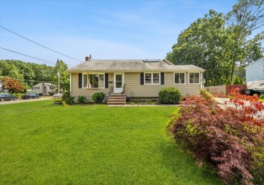 88 Maplewood Cir, Brockton, Massachusetts 02302, 3 Bedrooms Bedrooms, 5 Rooms Rooms,1.5 BathroomsBathrooms,Residential,For Sale,Maplewood Cir,73149183