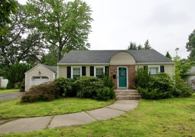 79 Grove St, West Springfield, Massachusetts 01089, 4 Bedrooms Bedrooms, 8 Rooms Rooms,3 BathroomsBathrooms,Residential,For Sale,Grove St,73151769
