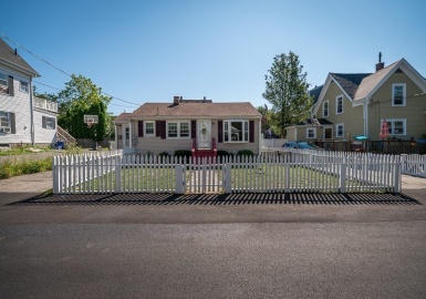 11 Green St, Gloucester, Massachusetts 01930, 2 Bedrooms Bedrooms, 4 Rooms Rooms,1 BathroomBathrooms,Residential,For Sale,Green St,73155097