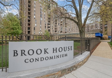 44 Washington St, Brookline, Massachusetts 02446, 2 Bedrooms Bedrooms, 4 Rooms Rooms,2 BathroomsBathrooms,Residential,For Sale,Brook House,Washington St,73106651