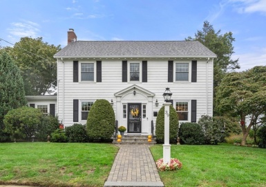 39 Chickering Road, Norwood, Massachusetts 02062, 3 Bedrooms Bedrooms, 7 Rooms Rooms,2 BathroomsBathrooms,Residential,For Sale,Chickering Road,73163818