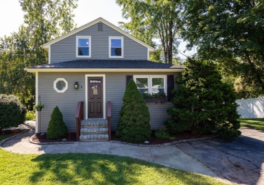 8 Beacon St, Uxbridge, Massachusetts 01569, 3 Bedrooms Bedrooms, 6 Rooms Rooms,1.5 BathroomsBathrooms,Residential,For Sale,Beacon St,73154933