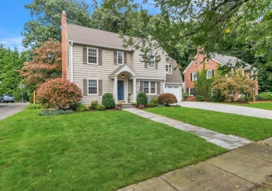 22 Falmouth Road, Longmeadow, Massachusetts 01106, 4 Bedrooms Bedrooms, 9 Rooms Rooms,2.5 BathroomsBathrooms,Residential,For Sale,Falmouth Road,73161829